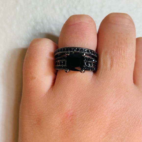 New Elegant 18k Gold Filled Black Diamond Ring - Picture 8 of 9